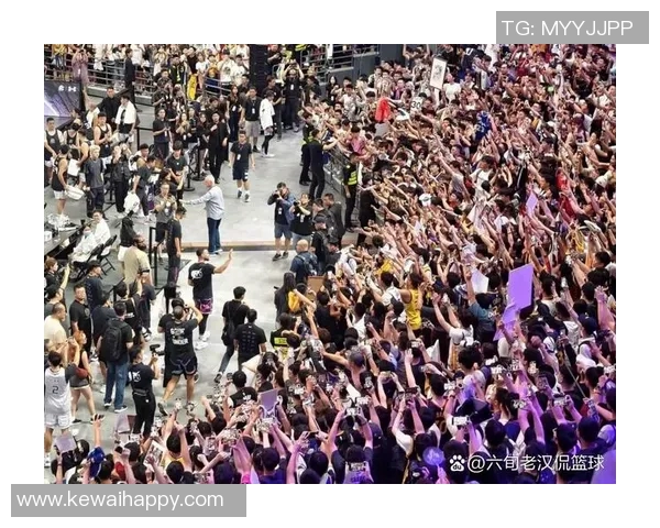 篮球明星进门瞬间引发热潮球迷欢呼声此起彼伏场面火爆令人难忘